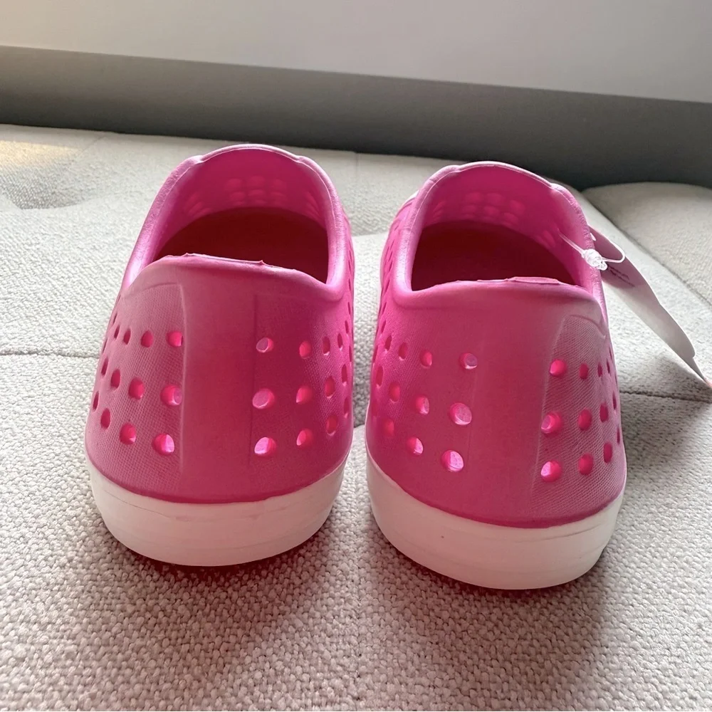 Wonder Nation youth size 9-10 lightweight water shoes
